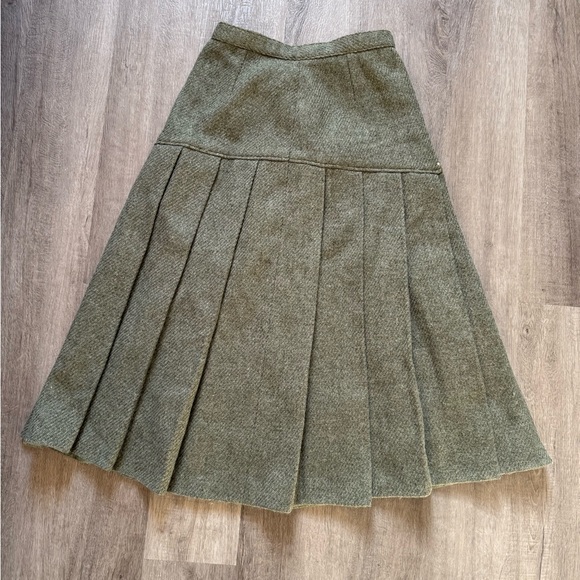 Elegant Green Pleated Skirt - Picture 4 of 13